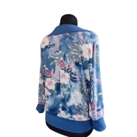 Kwiecista bluzka z rękawem 3/4 kimono - lejący drapowany dekolt